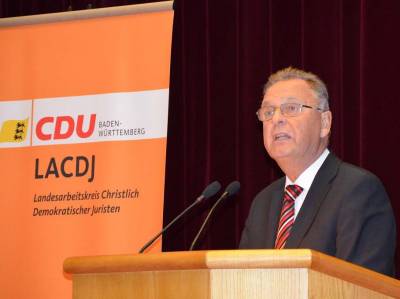 Prsident des Bundesverfassungsgerichts a. D.
Prof. em. Dr. Dres. h. c. Hans-Jrgen Papier